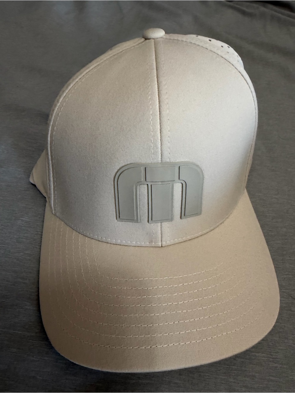 Travis Mathew’s bahama tech tan men’s hat